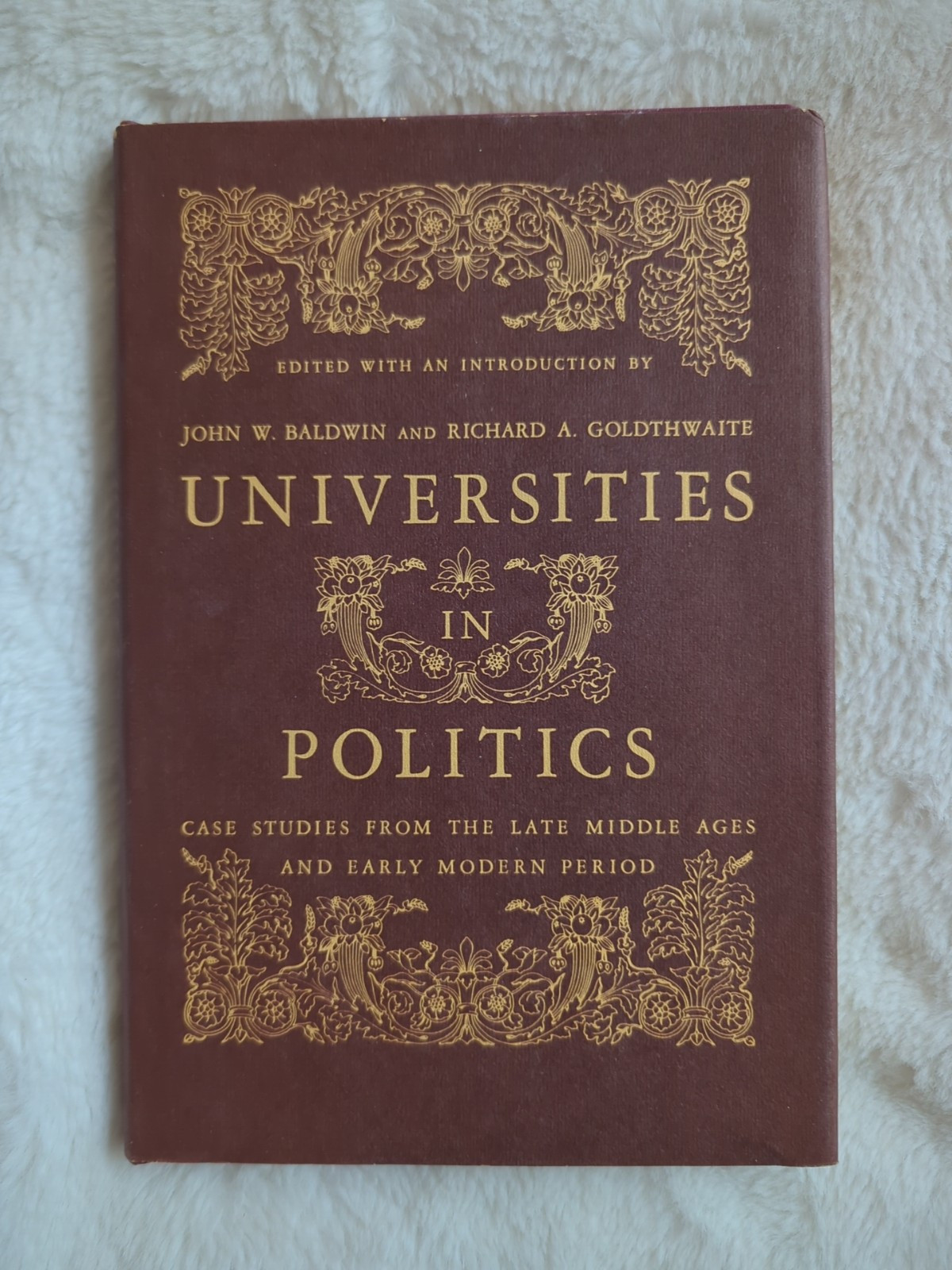 UNIVERSITIES IN POLITICS: CASE STUDIES Middle Ages John W. Baldwin HC DJ 1972