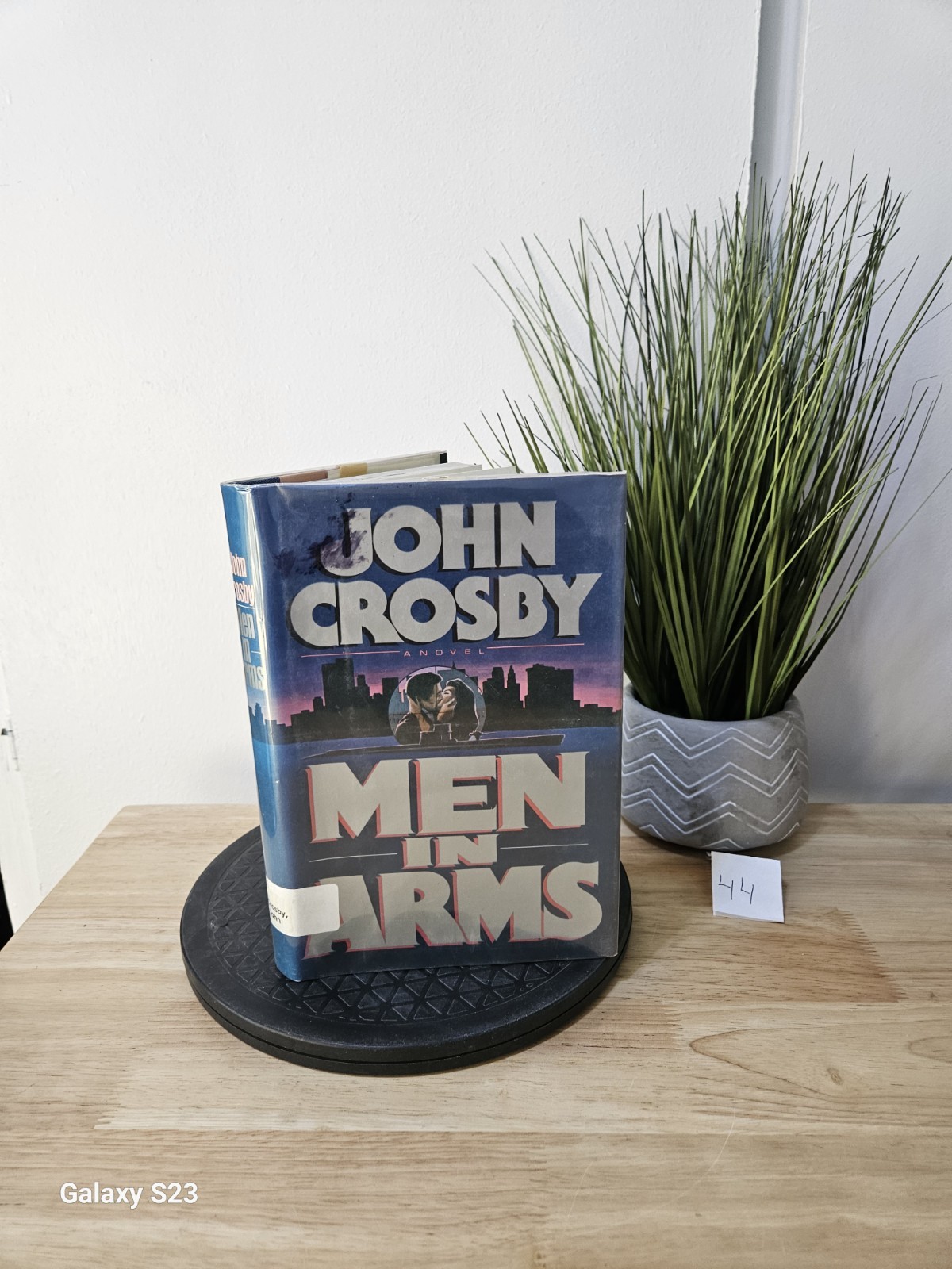 Men in Arms by John Crosby 1983 Hardcover Dust Jacket